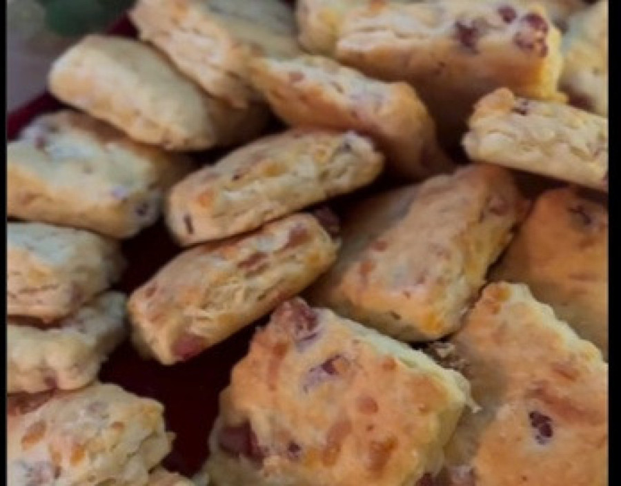 Recept dana: Brze pogačice sa slaninicom i čajnom, ukusan doručak bez čekanja da testo naraste