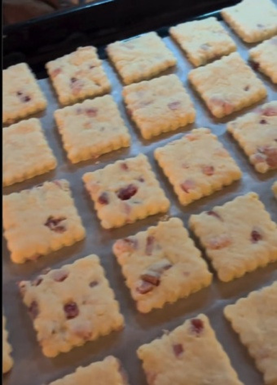 Recept dana: Brze pogačice sa slaninicom i čajnom, ukusan doručak bez čekanja da testo naraste