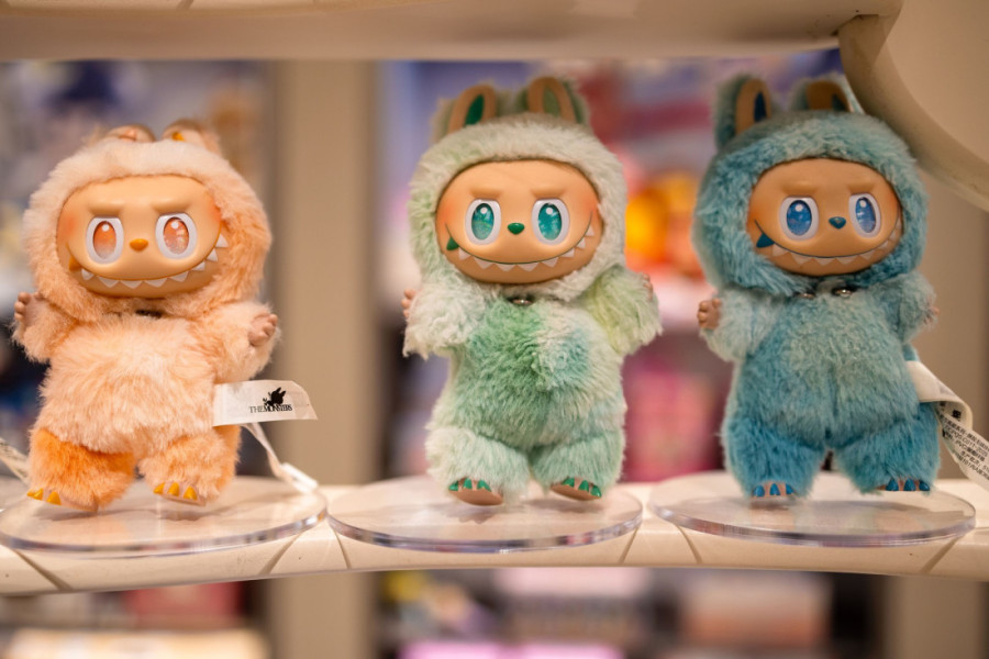 Od Lamarovih farmerki, preko scenskih kostima Sabrine Karpenter, do labubu groznice: Modni trenuci po kojima ćemo pamtiti 2025.