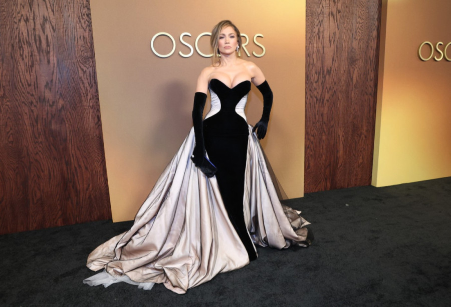 Uručene Governors nagrade, a dekolte Sidni Svini ponovo u centru pažnje: Džej Lo lepa, ali bez osmeha, a evo kako su izgledale zvezde (FOTO)