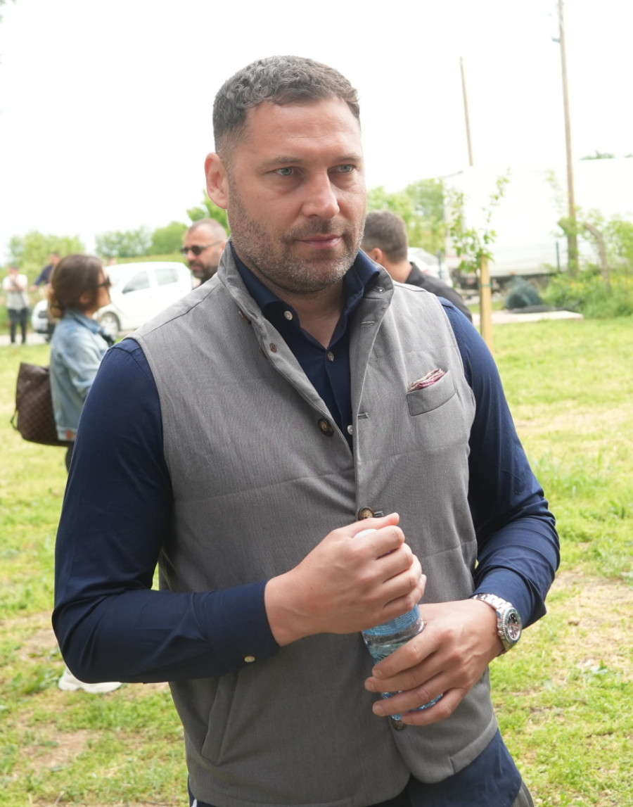 Drama na Senjaku! Tošić neće da izađe iz kuće, policija do jutra motrila na skupocenu vilu!