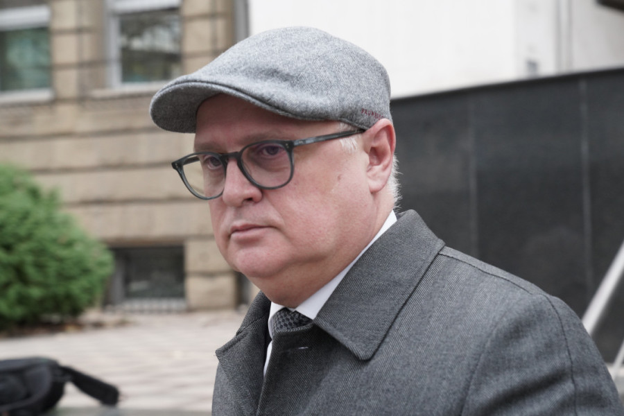 Srđan Milivojević se vezao za autobus: Lider DS otišao u totalnu krajnost u dokazivanju svoje lojalnosti blokaderima (VIDEO)