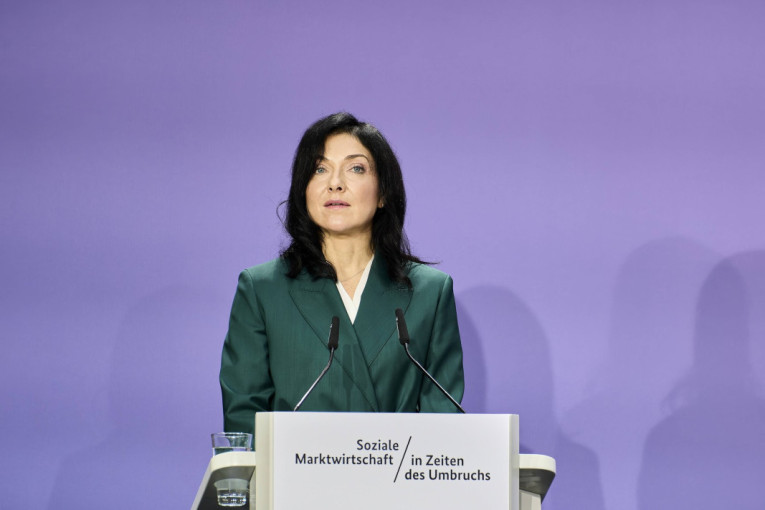 Dok narod štedi, ministri se ulepšavaju: Šokantni izdaci nemačkih političara za fotografe i šminkere!