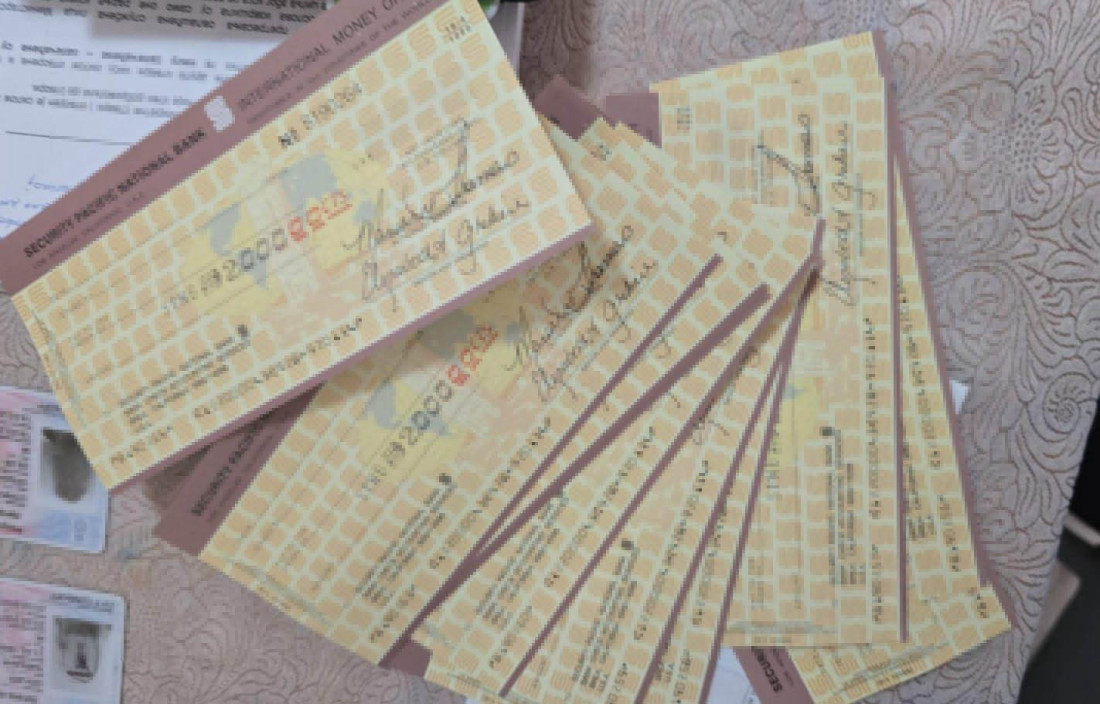 Ovo su zaplenjeni falsifikati od uhapšene grupe: Najveća misterija lažnih američkih čekova (FOTO)