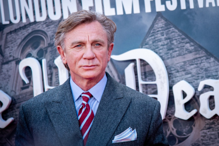 Čovek ulazi u betonsku kutiju! 30 sekundi kasnije leži mrtav: Danijel Krejg rešava nemoguć zločin u filmu "Nož u leđa 3" (FOTO/VIDEO)