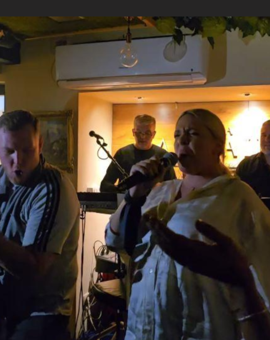 Trudna Milica Todorović napravila haos u kafani! Slavila rođenje deteta, pa se zapevala!