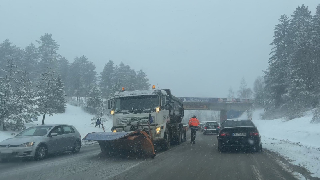 Preko 20 centimetara snega na Zlatiboru, u Užicu lomio grane i stabla: Zima stisla zube u ovom delu Srbije
