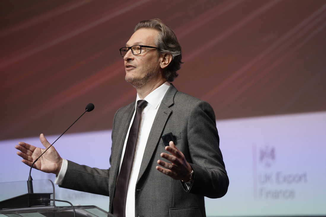 Vučić na poslovnoj koferenciji: Molba Britancima da pomognu izgradnju brze pruge Ruma - Bijeljina - Tuzla (VIDEO/FOTO)