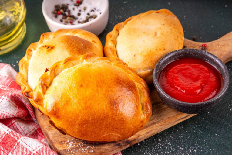 Recept dana: Mini kalcone sa testom koje se ne čeka da naraste, a nadev birate sami