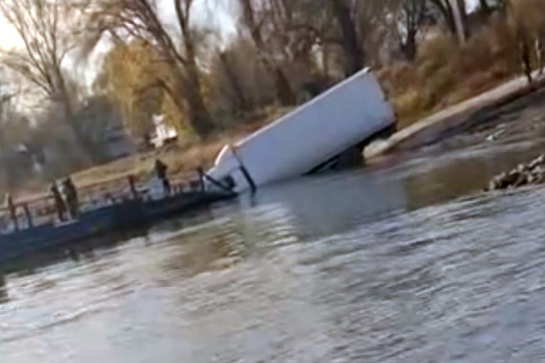 Strava kod Futoga: Kamion skliznuo sa skele, završio u Dunavu (FOTO)