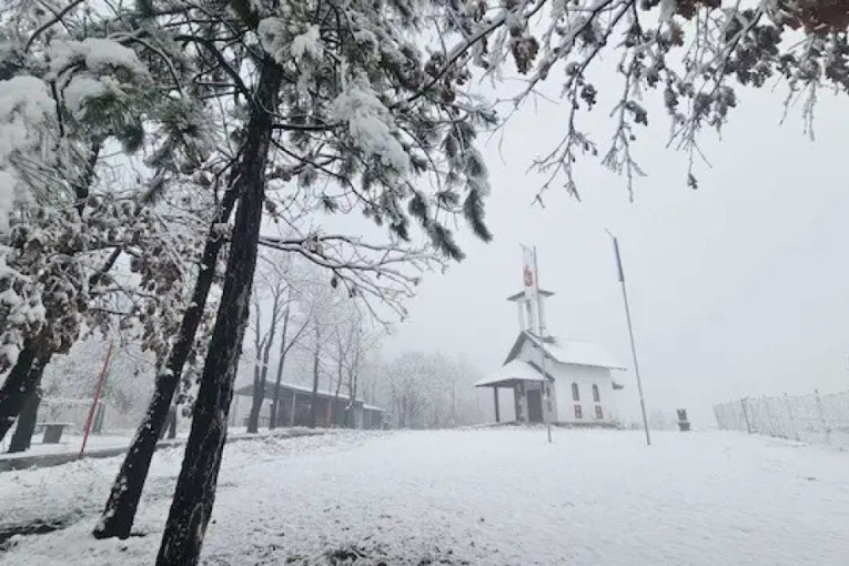 Kao iz bajke: Mala crkva na padinama Suvobora pod prvim snegom, meštani kažu - da nam se u njoj mladi venčavaju i deca krste (FOTO)