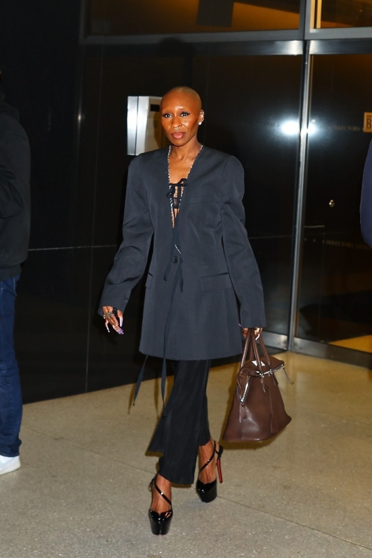 Prava modna inspiracija: Sintija Erivo prkosi gravitaciji sa vrtoglavim potpeticama, a tek da joj vidite torbu (FOTO)