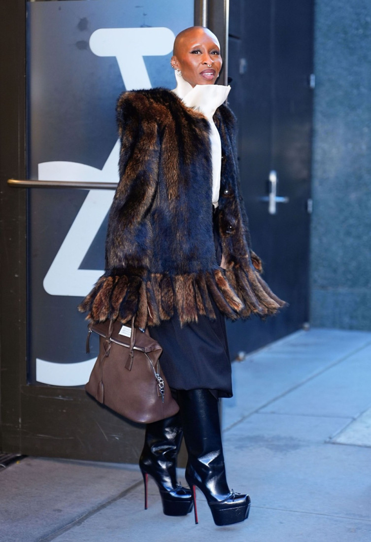 Prava modna inspiracija: Sintija Erivo prkosi gravitaciji sa vrtoglavim potpeticama, a tek da joj vidite torbu (FOTO)