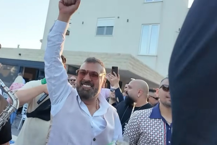 "Imali su odnose na stolu ispod kojeg sam ja čučala i pevala!" Pevačica iznela šok detalje privatnog slavlja