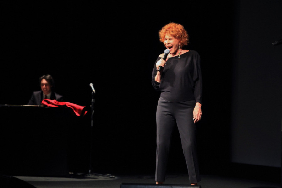 Čuvena pevačica preminula usled srčanog zastoja