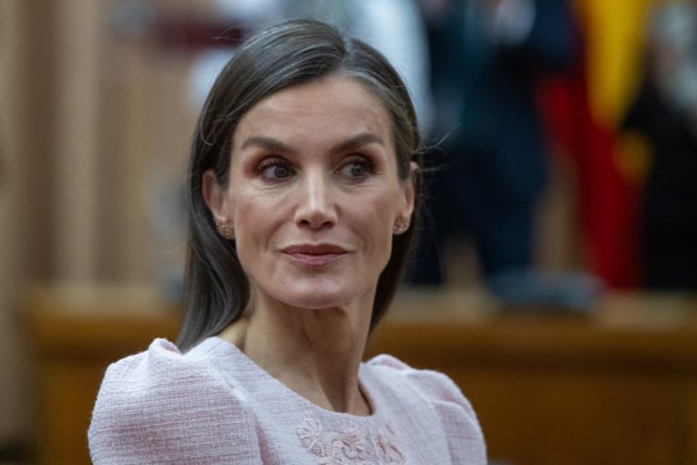 Kraljica Letizija treba da bude pravi modni primer svim ženama: Roze odelo joj stoji kao saliveno (FOTO)