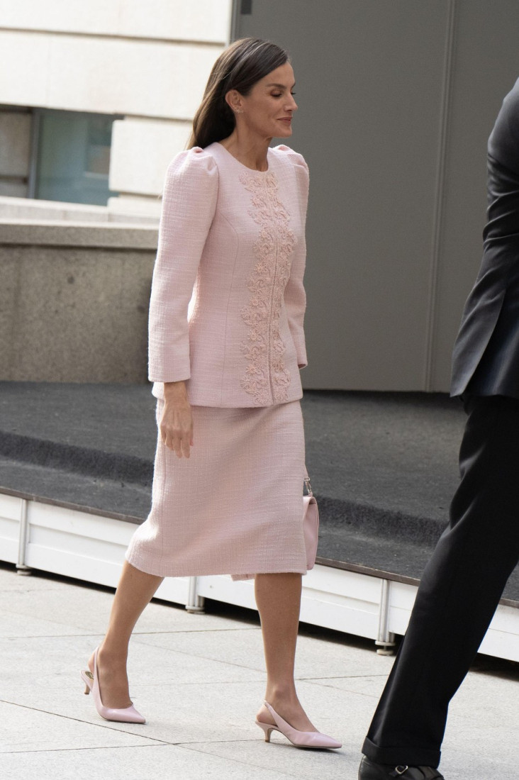 Kraljica Letizija treba da bude pravi modni primer svim ženama: Roze odelo joj stoji kao saliveno (FOTO)