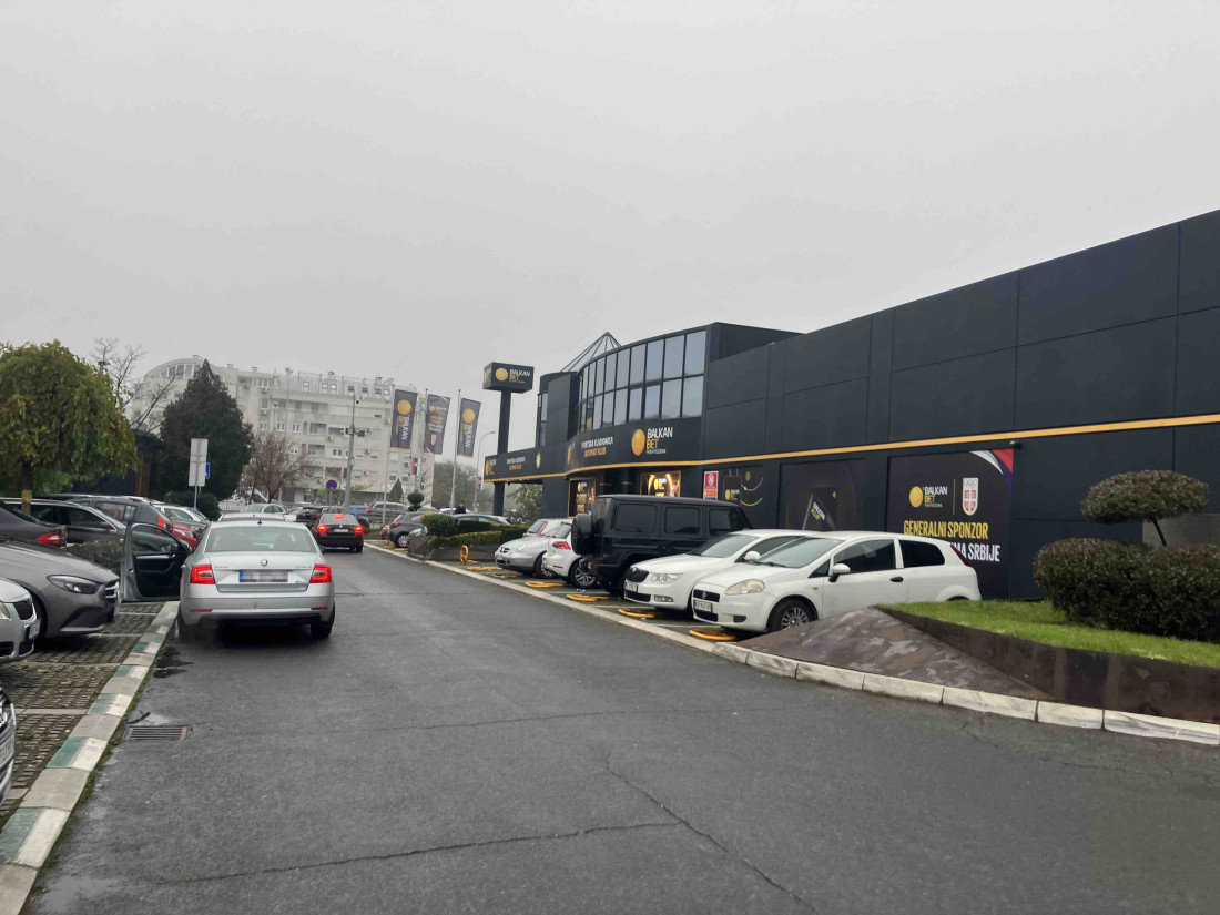 Drama na mestu zločina u Novom Beogradu: Drugarica zapomaže nad telom žrtve (FOTO/VIDEO)