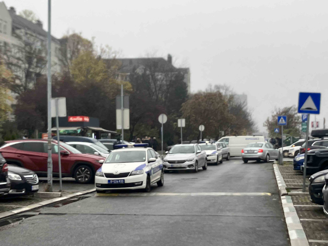 Drama na mestu zločina u Novom Beogradu: Drugarica zapomaže nad telom žrtve (FOTO/VIDEO)