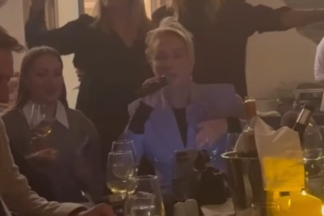 Prija ispija vino, a Brena joj peva na uvce: Ovako su Živojinovići proslavili krsnu slavu (VIDEO)