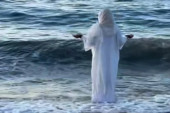 Ko je žena u belom? Neobičan ritual na plaži šokirao turiste! (VIDEO)