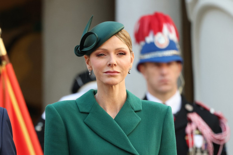 Melanija Tramp dočekala božićnu jelku, a svi pričaju o njenim štiklama: Mreže luduju za printom Manolo Blanik cipela (FOTO)