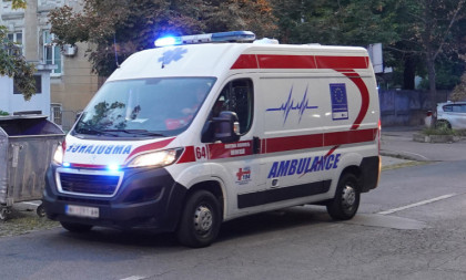 Povređena žena u Zemun Polju: Sumnja se da je sama sebe ubola u stomak!
