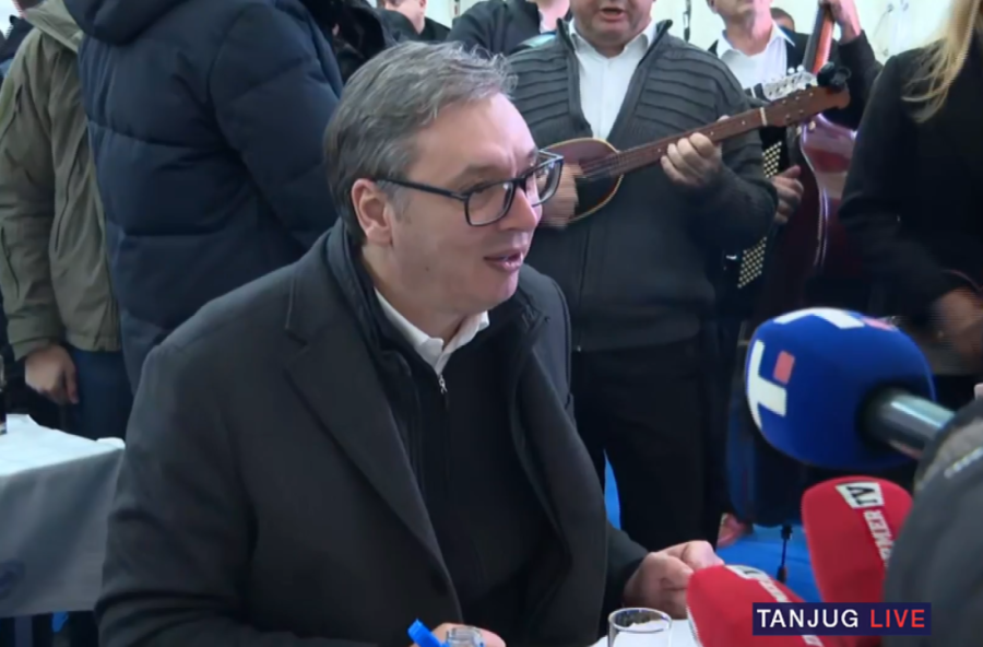 Nikada našu otadžbinu nećemo dati na tacni! Vučić se obratio narodu u selu Jaša Tomić: Hoćemo svoju politiku!