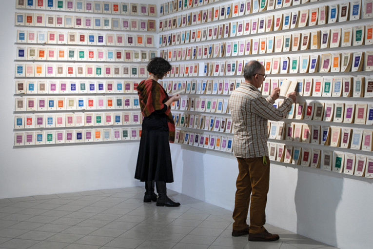 Dve umetnice predstavljaju svoje radove na neobičnoj izložbi: Zajednička priča pod svodovima Muzeja savremene umetnosti (FOTO)