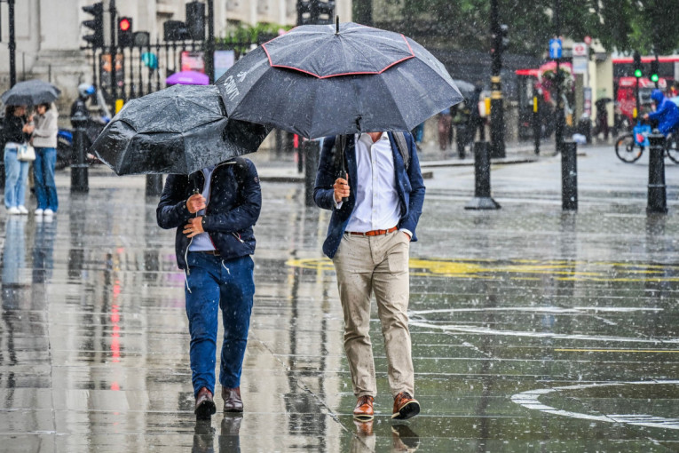 Nevreme razvalilo Srbiju: Grad tukao Novi Sad, sneg zatrpao planine!
