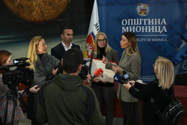 Lepe vesti za Mionicu: Potpisan ugovor o nastavku rekonstrukcije važne saobraćajnice, Mesarović dodelila sertifikat za stare zanate