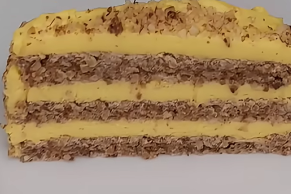 Recept dana: Posna saher torta sa bogatom glazurom i džemom od kajsija svideće se svim generacijama