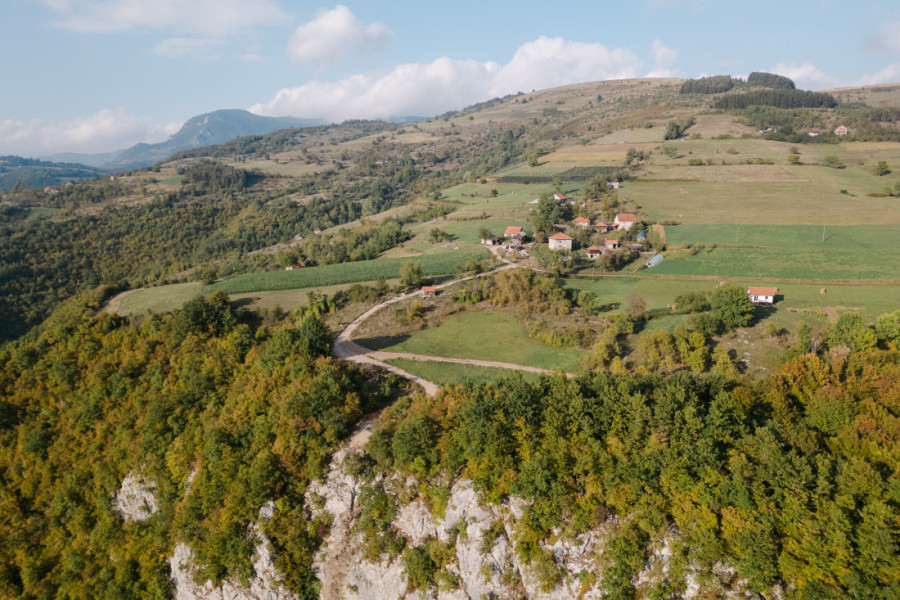 Slavica sa prvim petlovima ide u štalu, a na spavanje tek kad sve poslove završi: Ovako izgleda njen život u planinskom selu