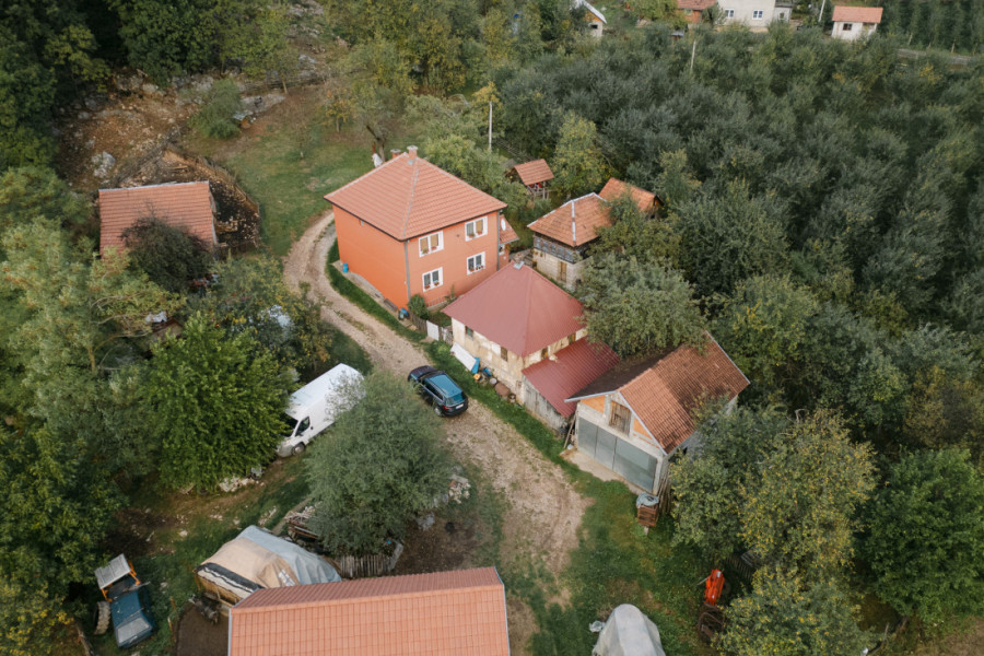 Slavica sa prvim petlovima ide u štalu, a na spavanje tek kad sve poslove završi: Ovako izgleda njen život u planinskom selu