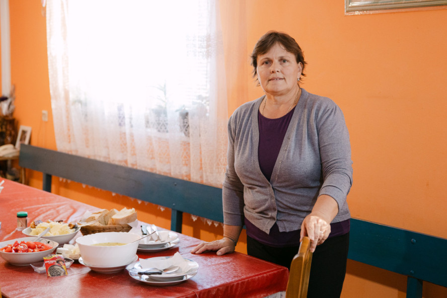 Slavica sa prvim petlovima ide u štalu, a na spavanje tek kad sve poslove završi: Ovako izgleda njen život u planinskom selu