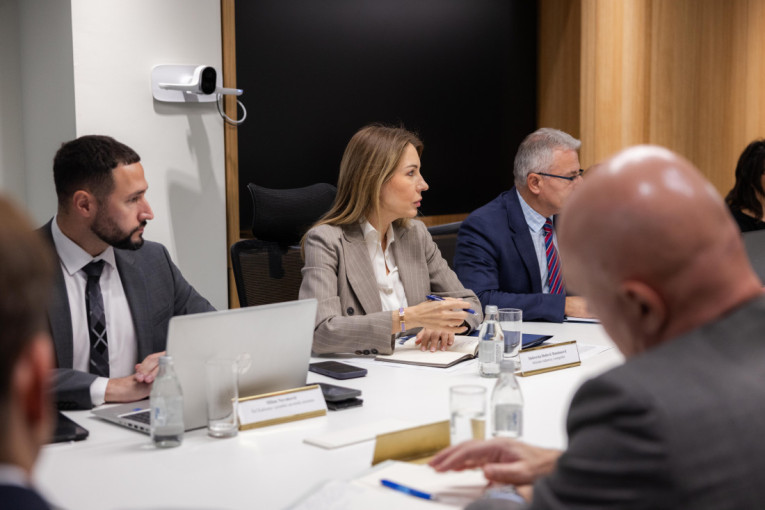 Stiže 20.000 tona dizela i 38.000 tona benzina za mesec dana! Ministarka sa naftašima: Ravnomerno snabdevanje tržišta prioritet!