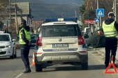 Kakva scena jutros u Čačku! Automobil završio na krovu (VIDEO)