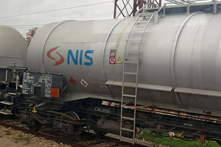 Plamen progutao kuću i lokal u centru Novog Pazara - građani u panici gasili vatru!