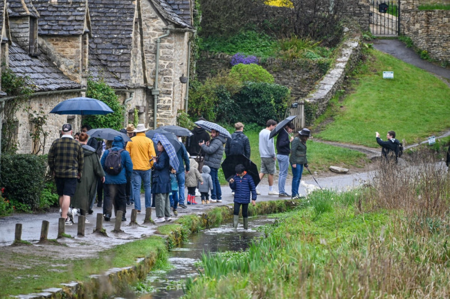 Titula najlepšeg sela donela im samo probleme: Turisti im upadaju u dvorišta, sve snimaju, a ništa ne troše (FOTO)