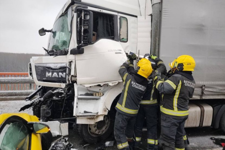 Drama kod Srbobrana: Kamiondžija zaglavljen posle prevrtanja, spasioci seku kabinu