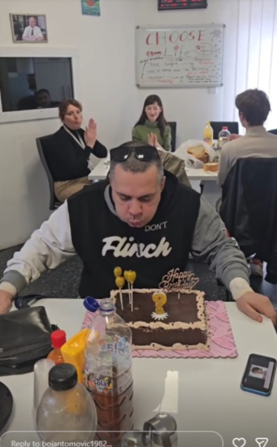 "Rođendan slavim u ludnici" Pevač priključen na elektrošokove, prijatelji mu doneli tortu