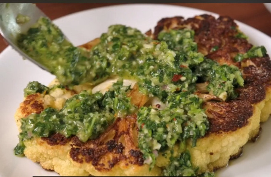 Recept dana: Stek od karfiola sa pestom od pistaća je aromatično i lagano jelo koje izgleda kao spektakl na tanjiru