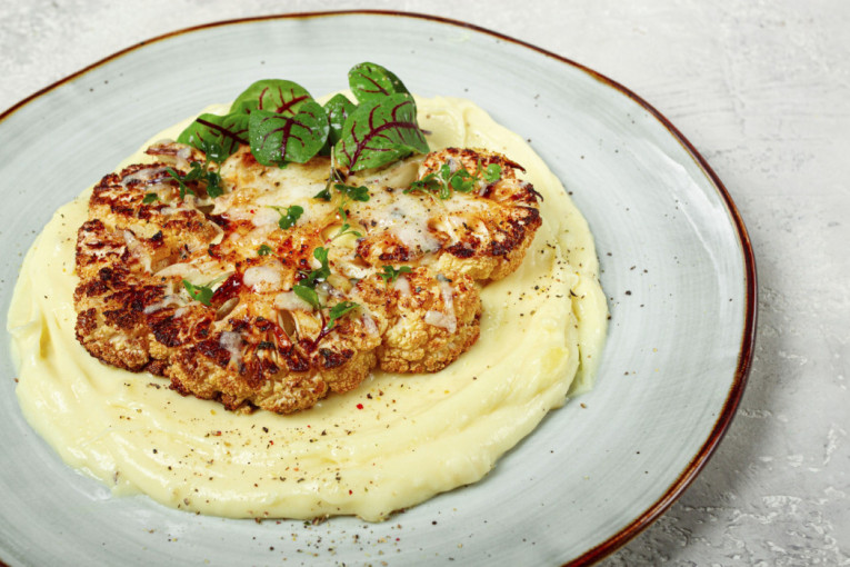 Recept dana: Stek od karfiola sa pestom od pistaća je aromatično i lagano jelo koje izgleda kao spektakl na tanjiru