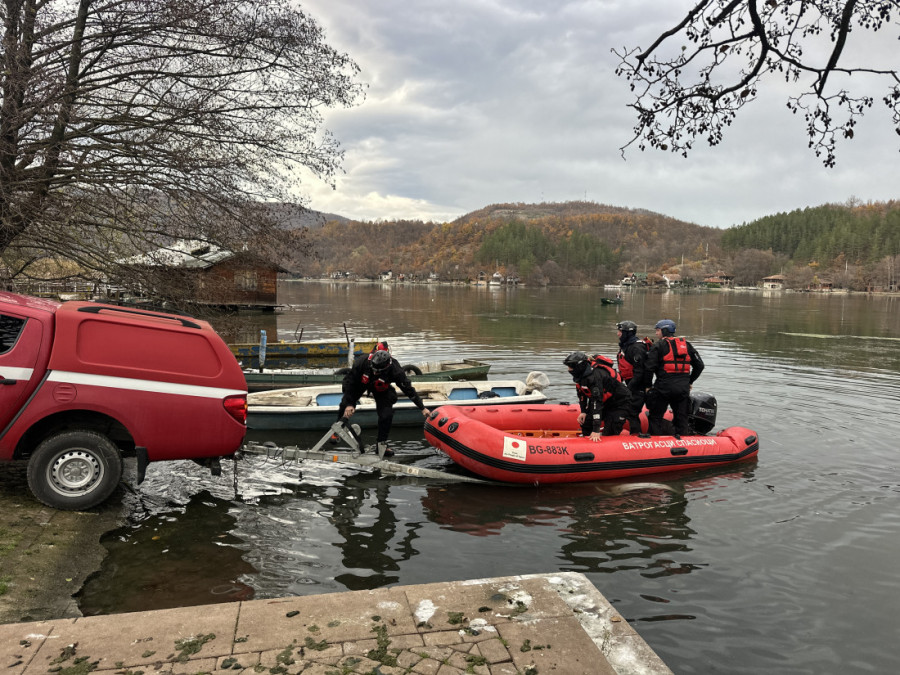 Muk u Meduvršju: I dalje nema ni traga od vozila za koje se sumnja da je upalo u jezero, spasioci ne odustaju (FOTO)