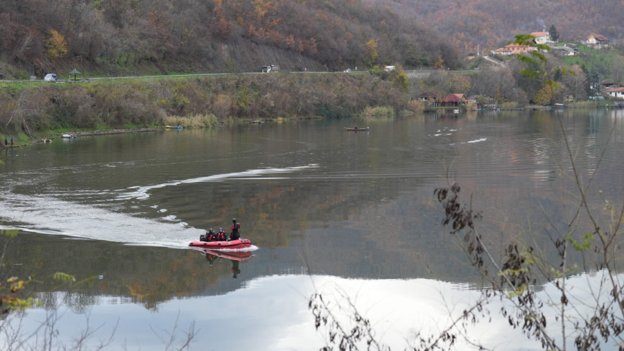 Muk u Meduvršju: I dalje nema ni traga od vozila za koje se sumnja da je upalo u jezero, spasioci ne odustaju (FOTO)