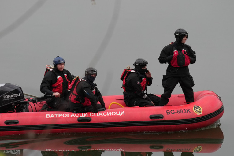 Muk u Meduvršju: I dalje nema ni traga od vozila za koje se sumnja da je upalo u jezero, spasioci ne odustaju (FOTO)