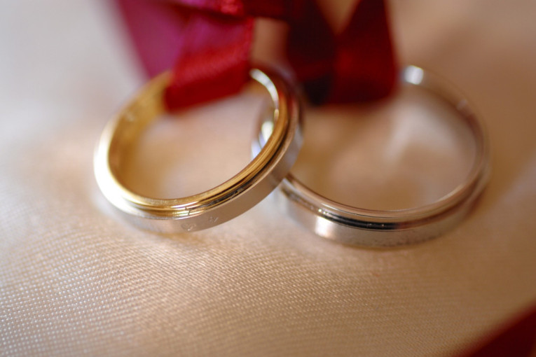 Horor u Kijevu: Prolaznici pronašli krvavog mladića, preminuo na putu do bolnice