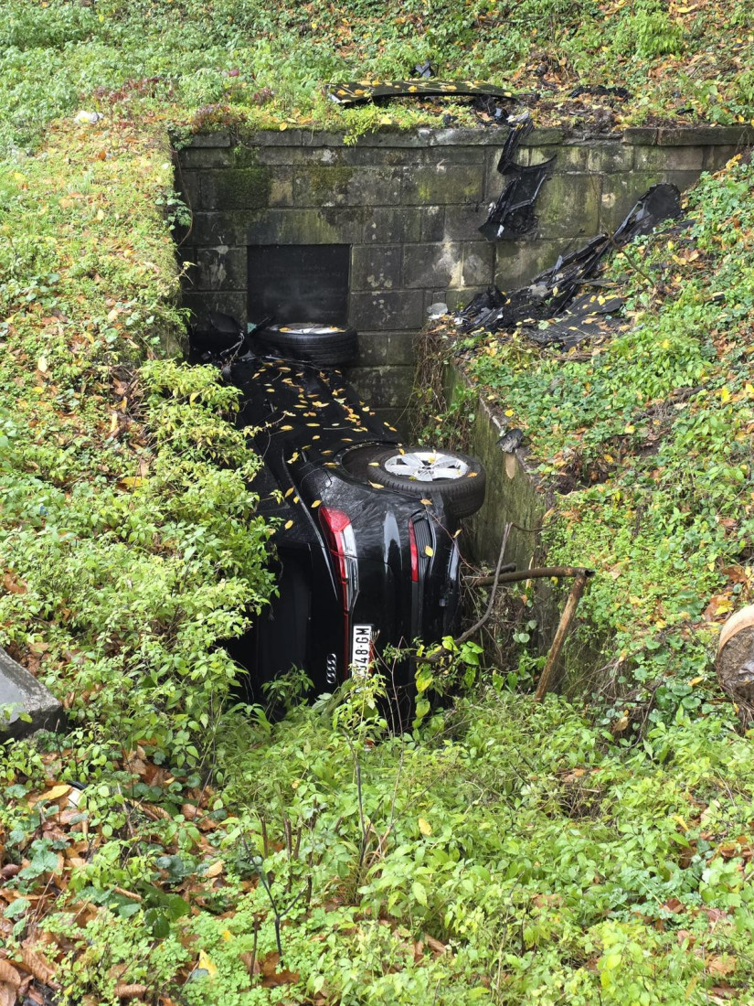 Pronađeno vozilo, ali ne u jezeru već u betonskom propustu pored puta: Još se ne zna ima li unutra putnika (FOTO)