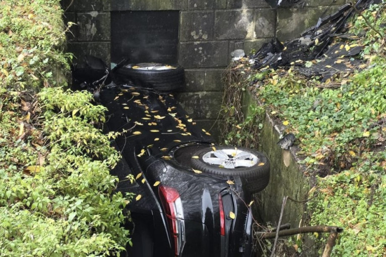 Pronađeno vozilo, ali ne u jezeru već u betonskom propustu pored puta: Još se ne zna ima li unutra putnika (FOTO)