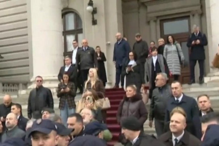 Opozicija napravila haos ispred Skupštine! Nasilno srušili ogradu, uništili šator, došli s noževima i kleštima! (VIDEO)
